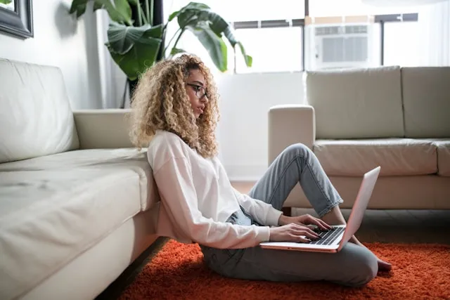 Dlaczego czas realizacji zamówienia ma znaczenie w internetowym sklepie meblowym online?
