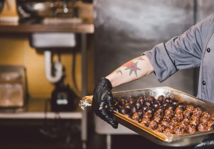 Jak technologia HASBORG zmienia proces oblewania polewą czekoladową?