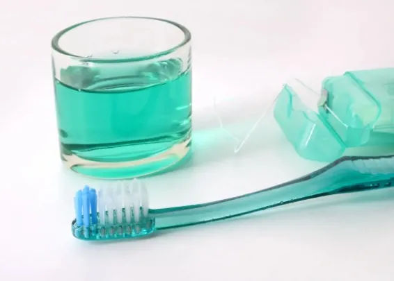 Kiedy warto sięgnąć po płyn do płukania jamy ustnej z chlorheksydyną?