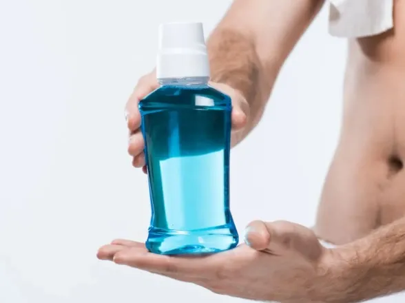 Jak działa chlorheksydyna na bakterie w jamie ustnej?